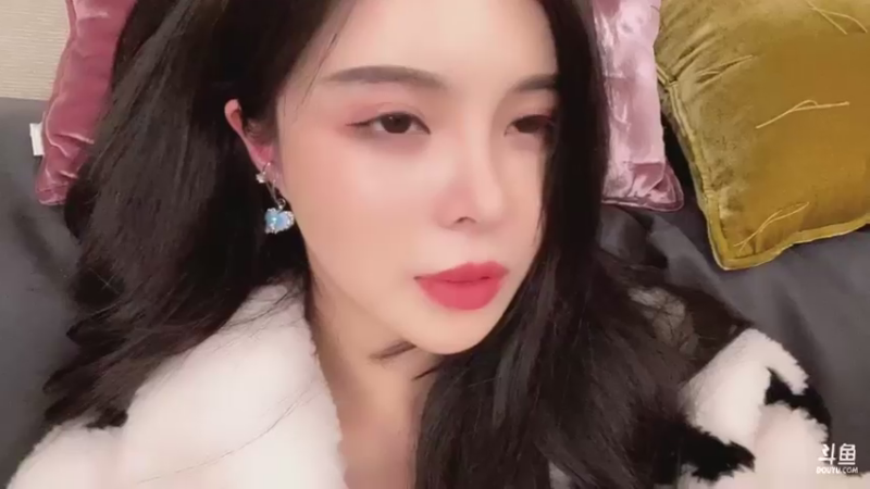 【2021-11-12 19点场】苏恩Olivia：苏恩：和沫子一起逛街户外啦