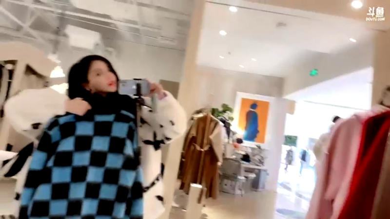 【2021-11-12 21点场】苏恩Olivia：苏恩：和沫子一起逛街户外啦