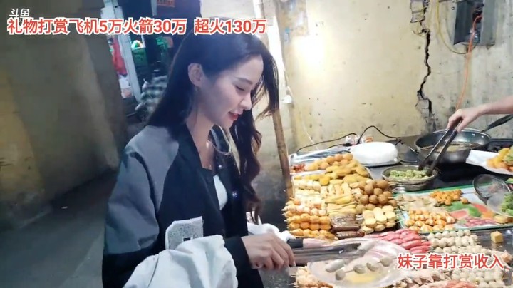 美女小心去路边摊吃美食，好开心啊