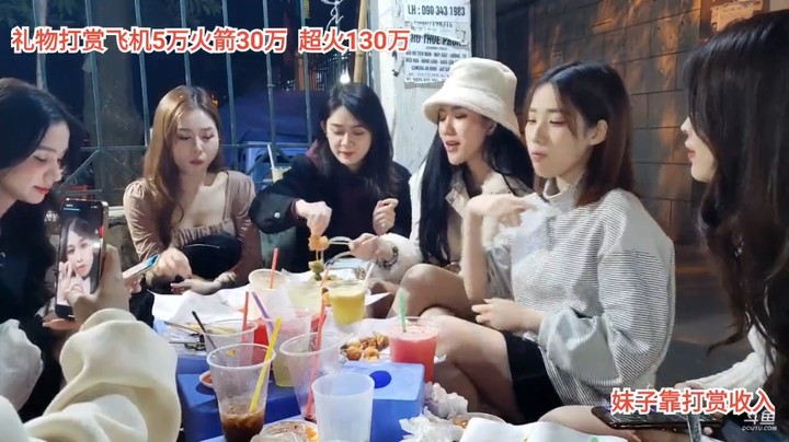 美女在路边吃美食喝饮料