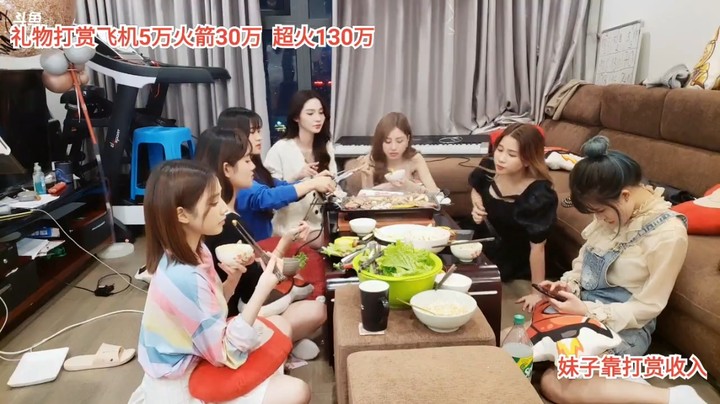 美女吃饭好快乐，饺子吃饭很淑女，大碗帮忙夹菜