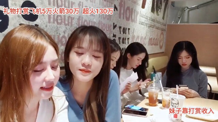 可爱多一起出来吃东西了，大海陪着她