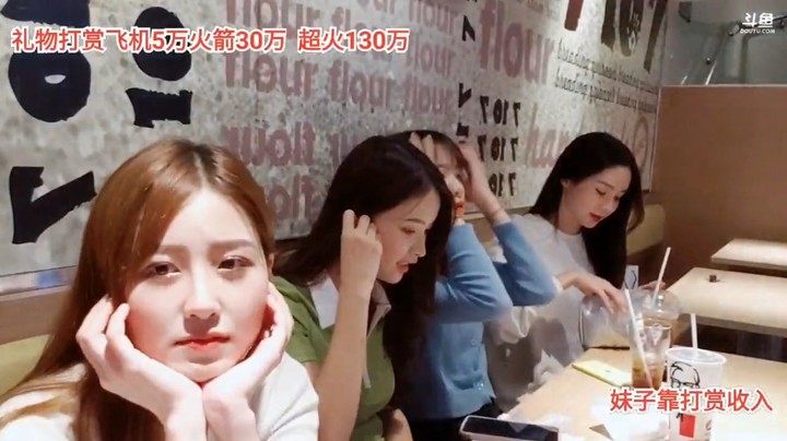 一群美女在吃美食喝饮料，大海真可爱啊
