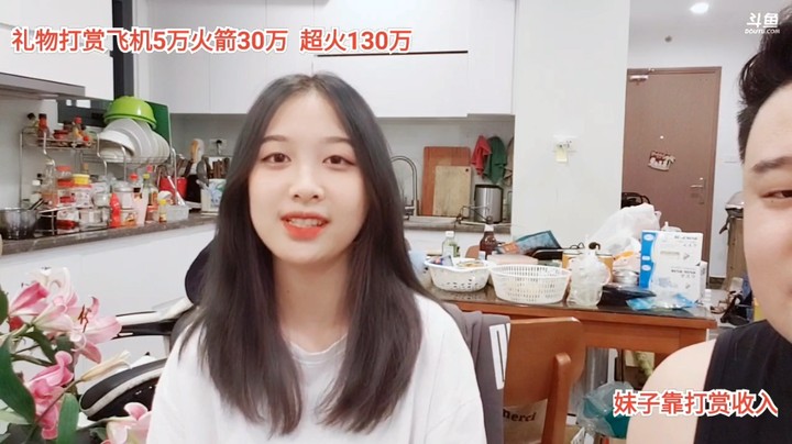 新妹子很清纯，取名叫小白，是大一学妹