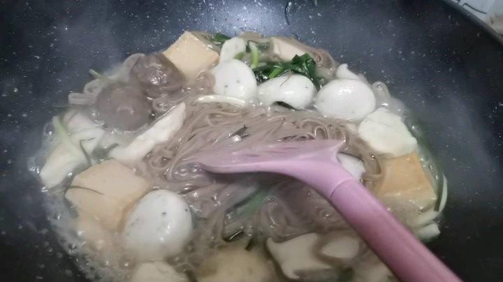 今晚晚餐，吃撑了，休息会再开播