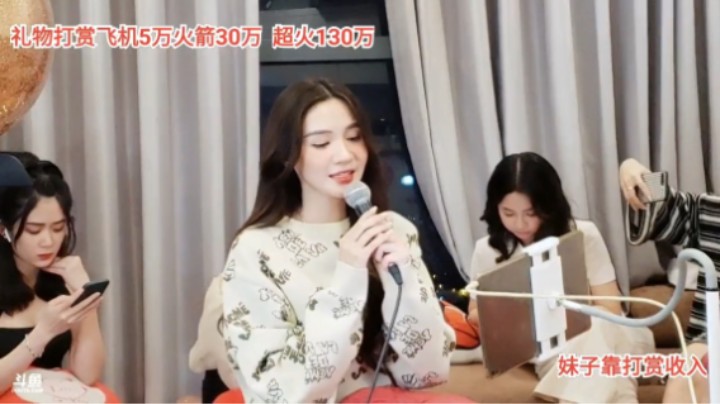 美女小心唱情歌真好听