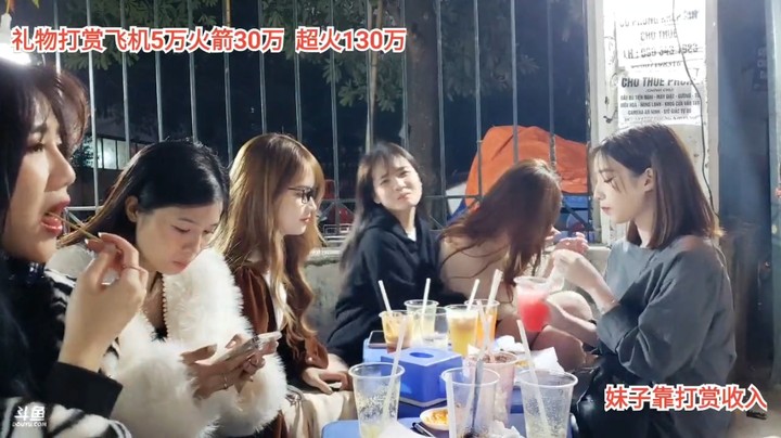 美女一起吃路边摊，戴眼镜的妹妹不错