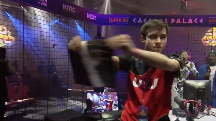 街霸5：2021红牛杯实况直播，获胜选手当众撕掉对手照片有点狠啊