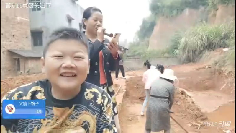 这小伙子有想法拉阿姨来直播唱歌收礼物