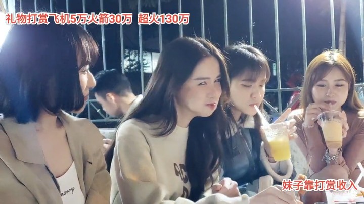 美女一起在夜晚吃路边摊，小心真可爱啊