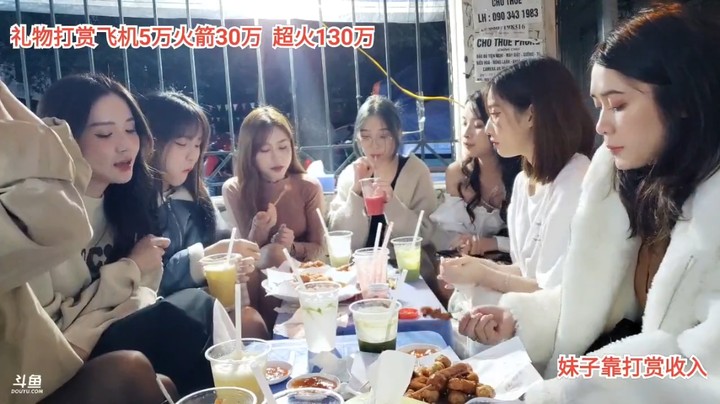 一群美女在路边摊吃美食，好快乐啊
