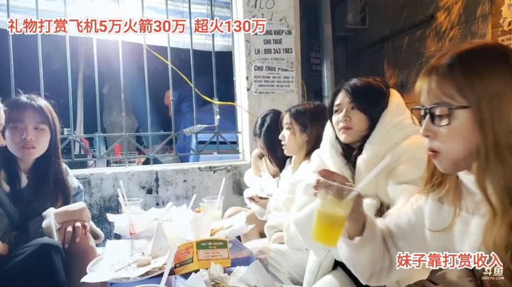 美女大海身材还是好，小九吃美食很快乐啊