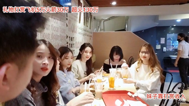 美女一起喝饮料吃美食，小心为了吃不怕胖