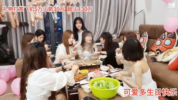 美女快乐的吃饭时间，大碗和大海真是人如其名，饭量大