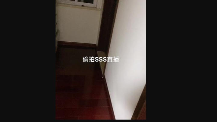 房间有点乱别介意哈。给大家看看主播平时直播环境