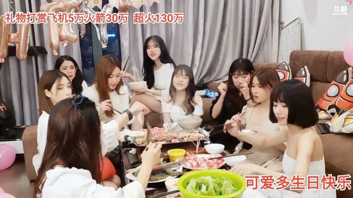 可爱多今天过生日，大哥们笑她每天都很忙