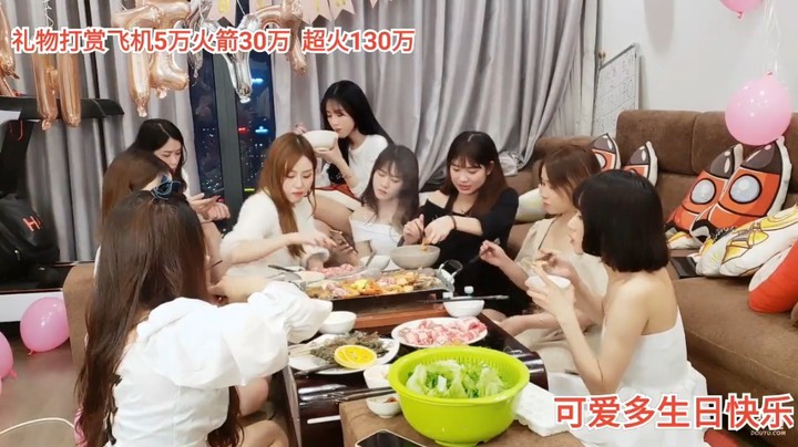 大碗吃饭真是厉害，毫不在意形象，很快乐啊