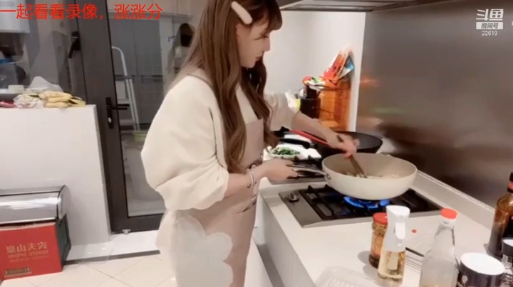 网红美女主播米娜在家直播做菜，厨房很高级，好可爱啊