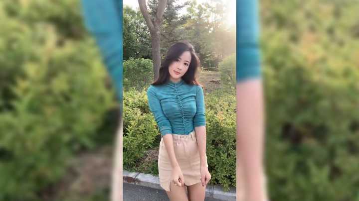 美女视频欣赏，小姐姐在公园跳舞真好看