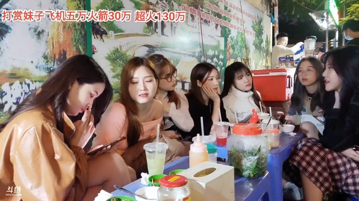美女一起在户外聊天，大海今天好淡定了