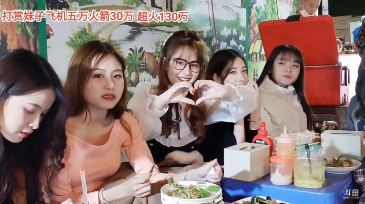 几个美女在路边吃螺，大海是真能吃，好快乐啊
