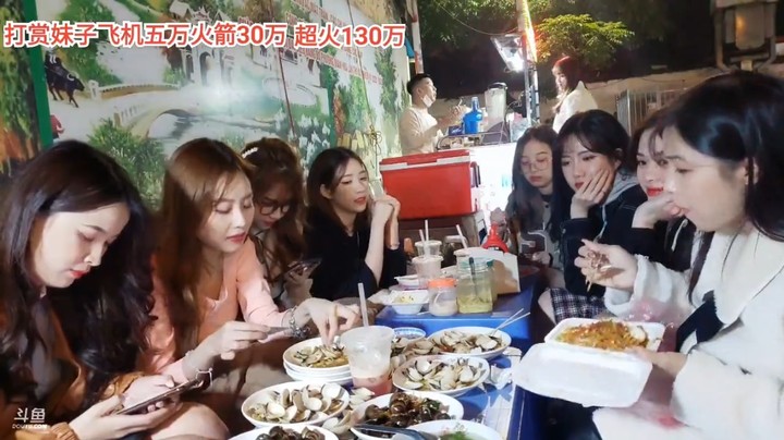 一群美女在路边吃美食，几个美女都吃饱了