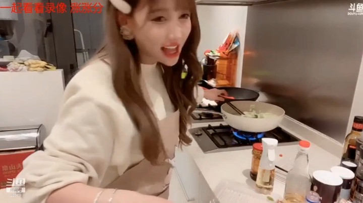美女主播米娜在家做菜还会颠锅，不错啊