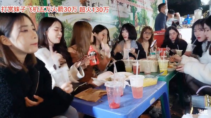 美女一起喝饮料聊天，小七和龙哥好可爱啊