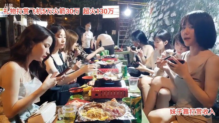 晚上和一群朋友在路边吃小吃真是快乐