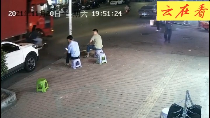 车祸视频合集，小姐姐下次别在货车前面急停了