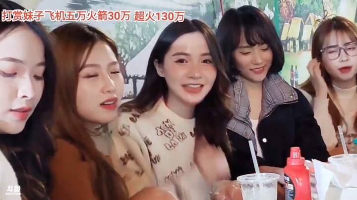 一群美女网上在街边喝饮料，你喜欢哪个美女呢