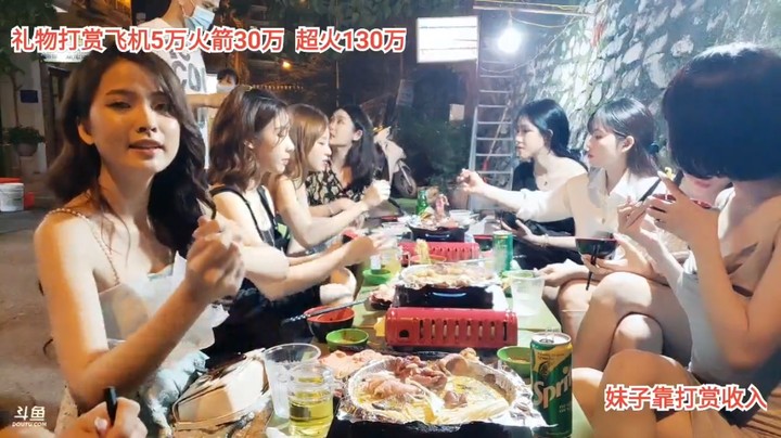 一群美女在路边吃美食，大哥帮忙点火锅，好幸福