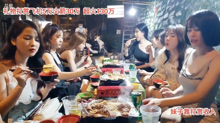 美女在路边吃美食，龙哥和文轩很漂亮啊