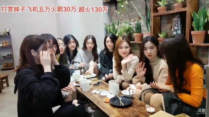 一群美女在店里吃东西和刘涛，小心和大海很可爱啊