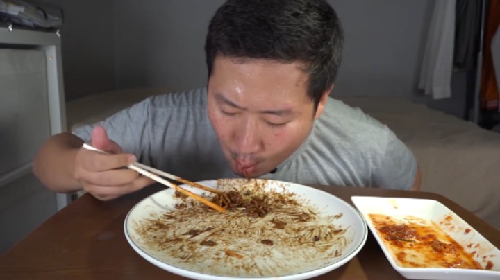 超详细的煮炸酱面保姆级教程，就着泡菜香味诱人，吃完意犹未尽！