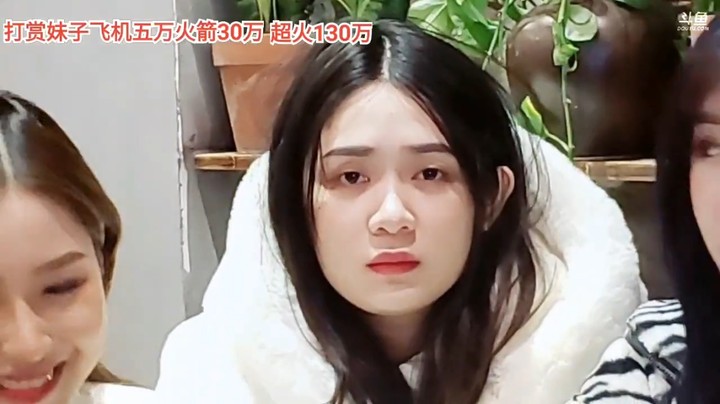 美女大海和大白很可爱，一个呆萌一个搞笑