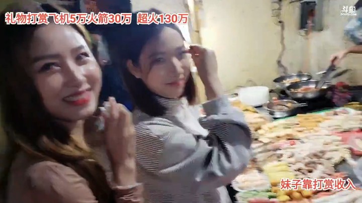 美女大海和小七点小吃吃，很多丸子美食啊