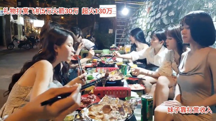 一群美女在路边吃美味火锅，真让人羡慕啊