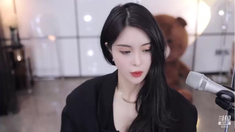 【2021-11-25 21点场】苏恩Olivia：苏恩：晚上好呀 我 来啦