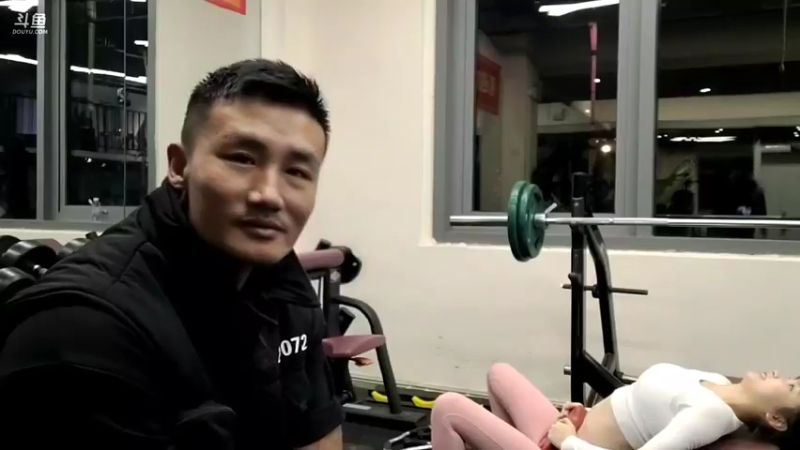 280072黑人毅美女健身