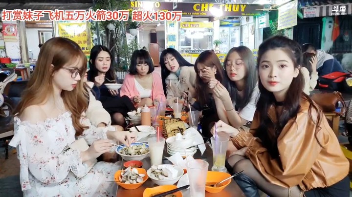 龙哥玩游戏一直赢，小九吃美食忙不停