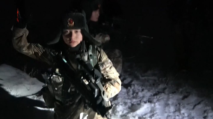 【第一军视】迎风冒雪，边关卫士的雪夜巡逻路