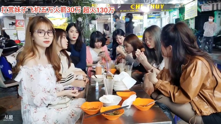一群美女在路边吃美食，小九很可爱