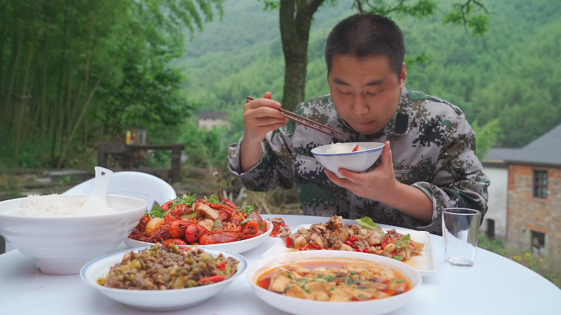 我在斗鱼看野食小哥直播美食