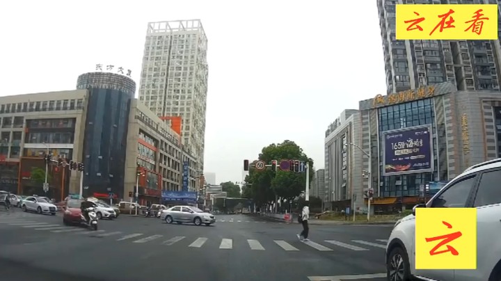 交通事故视频合集，转弯的地方不要随意超车