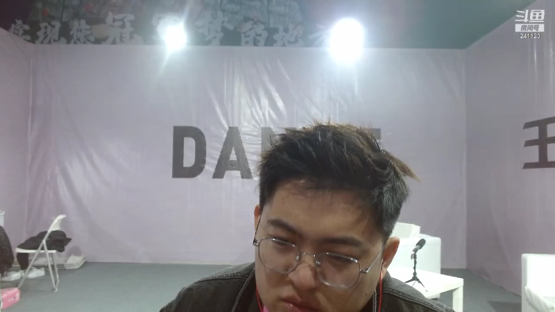 我在斗鱼看火力堂主直播户外