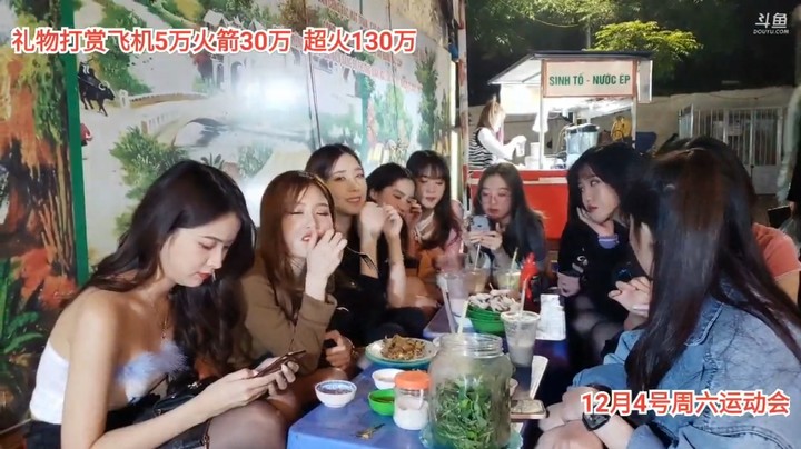 大海吃小吃吃饱了，小七还没吃饱
