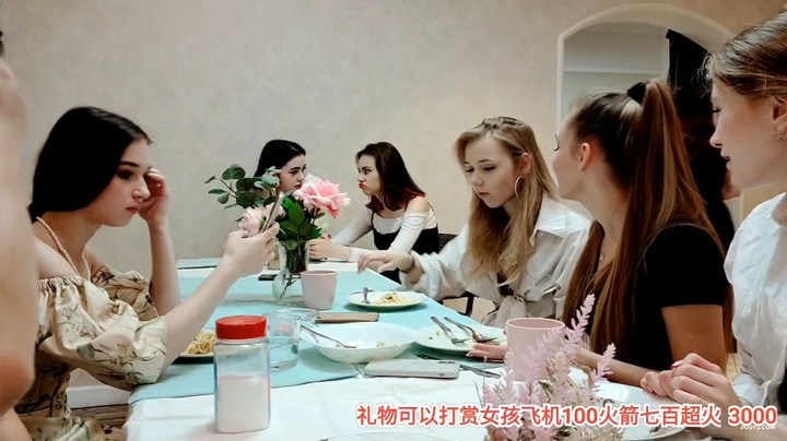 几个俄罗斯美女吃饭，左边和右边都有美女