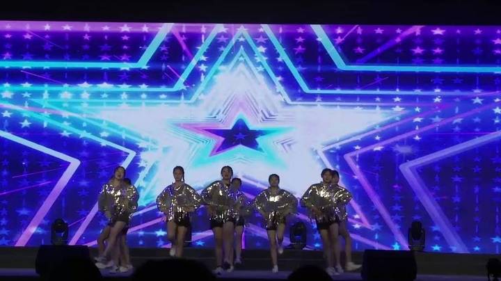 迎新晚会翻跳 乘风破浪