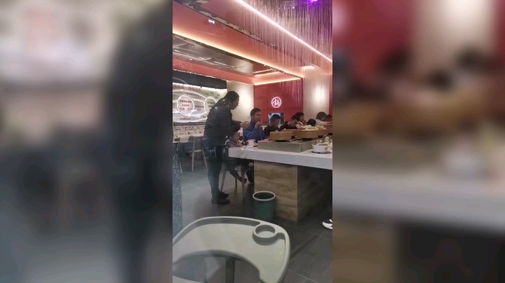 两个儿子吃自助火锅配一服务员